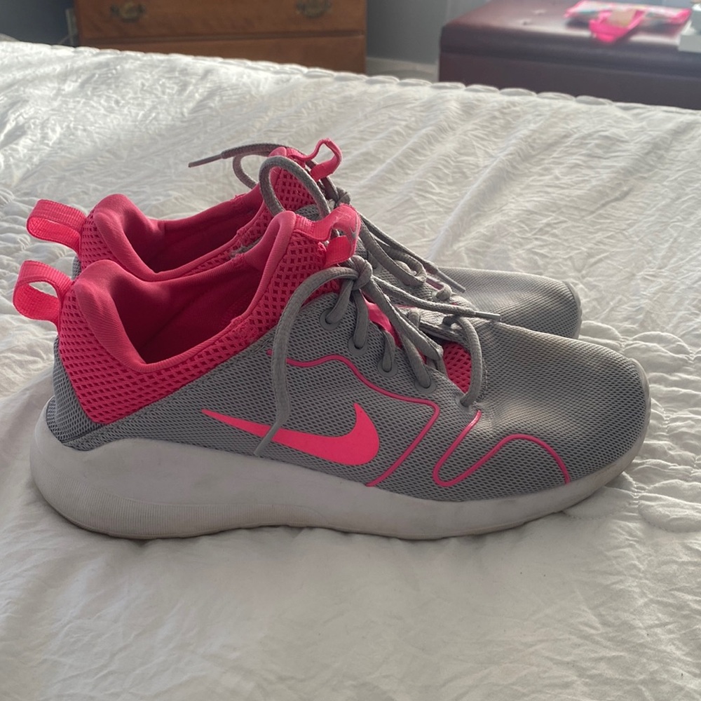 Nike women’s tanjun sneakers SIZE 9